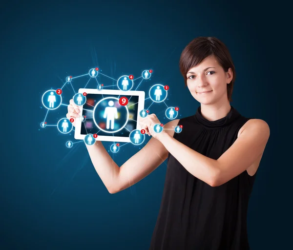 Jonge vrouw holding tablet met sociale netwerk pictogrammen — Stockfoto