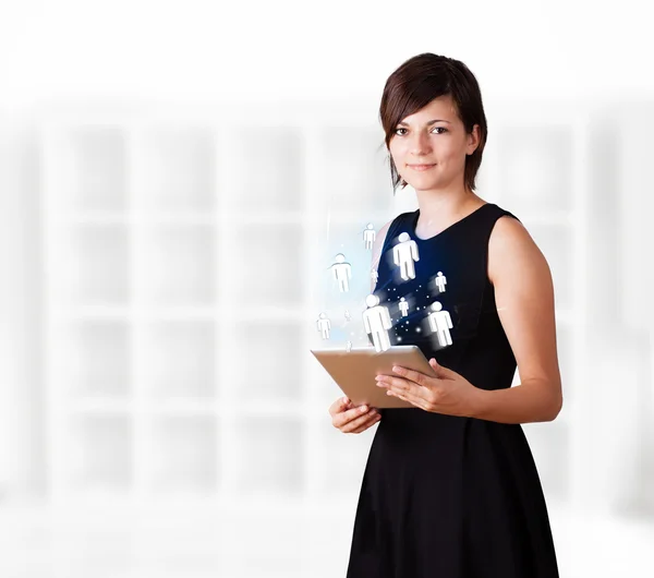 Jeune femme regardant tablette moderne avec des icônes sociales — Photo