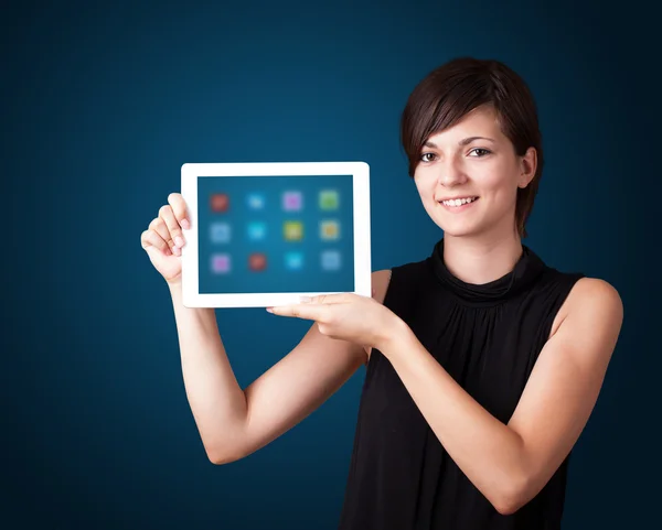 Mulher segurando tablet moderno com ícones coloridos — Fotografia de Stock