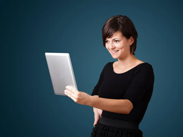 Mladá žena při pohledu na moderní tablet — Stock fotografie