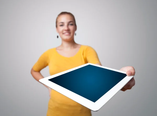 Ung kvinna anläggning moderna tablet — Stockfoto