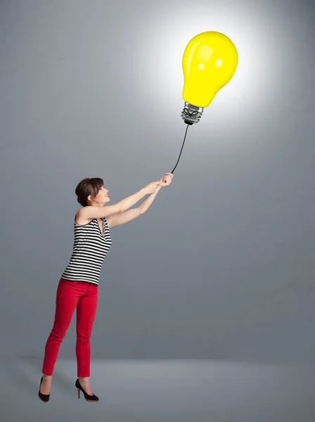 Mooie dame met een gloeilamp ballon — Stockfoto