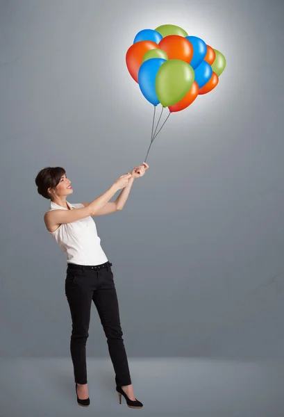 拿着彩色气球的年轻女子 — 图库照片