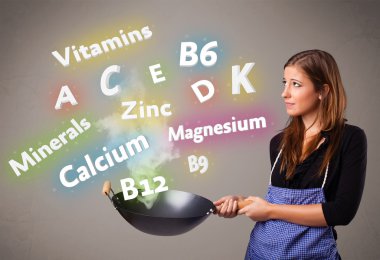 Genç bir kadın vitamin ve mineral pişiriyor.
