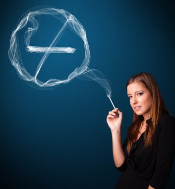 Sigara içmeyen sağlıksız sigara içen genç bayan.