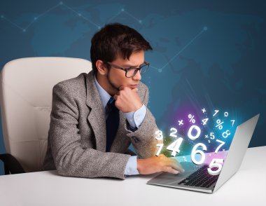 masada oturan ve laptop ile 3d numarasını yazarak yakışıklı adam