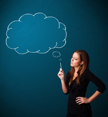 Fikir bulutuyla sigara içen güzel bayan