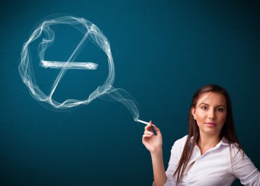 Sigara içmeyen sağlıksız sigara içen genç bayan.