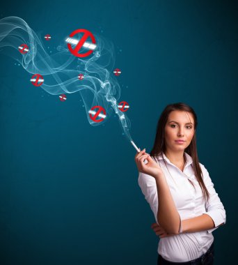 Sigara içmeyen tehlikeli sigara içen genç bir kadın.