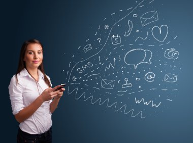 Çeşitli modern teknoloji simgeleriyle akıllı telefonda yazan kız