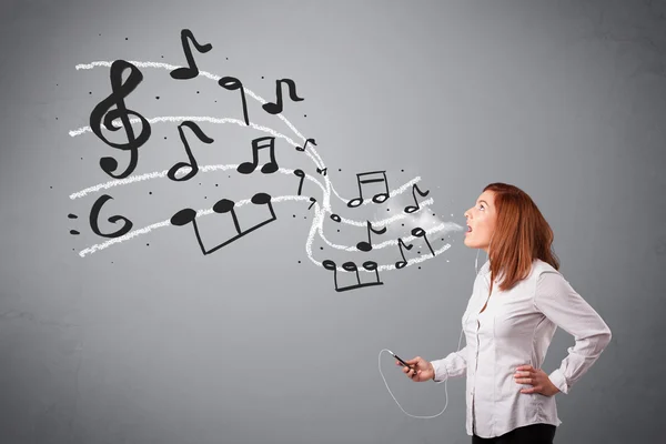 Aantrekkelijke jonge dame zingen en luisteren naar muziek met musica — Stockfoto