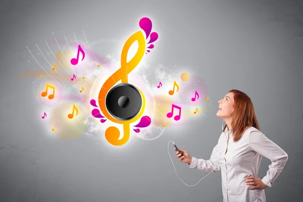 Bonita chica cantando y escuchando música con notas musicales —  Fotos de Stock