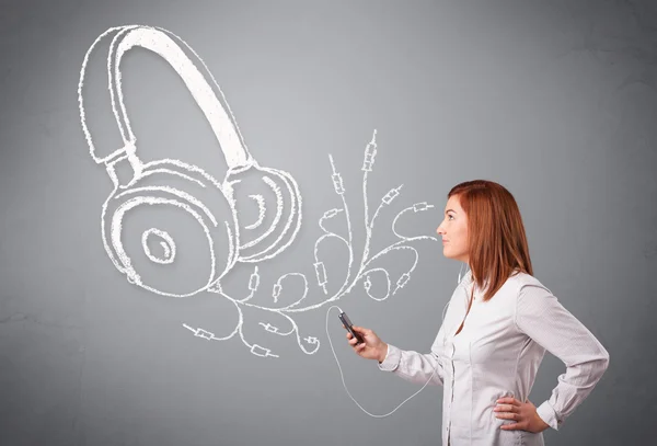 Mujer joven cantando y escuchando música con auriculares abstractos — Foto de Stock