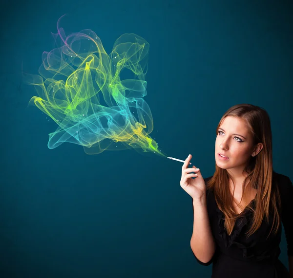 Hezká dáma kouření cigarety s barevným kouřem — Stock fotografie