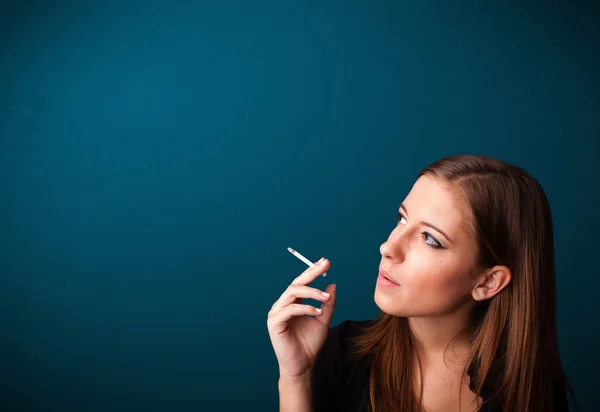 Beautiful woman smoking cigarette vith copy space — Stock Photo, Image