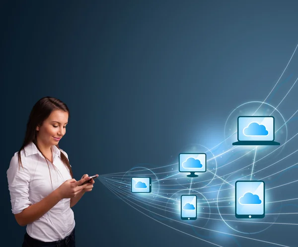 Bella signora digitando su smartphone con cloud computing — Foto Stock