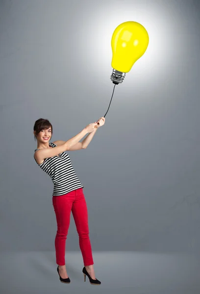 Hübsche Dame mit einem Glühbirnen-Ballon — Stockfoto