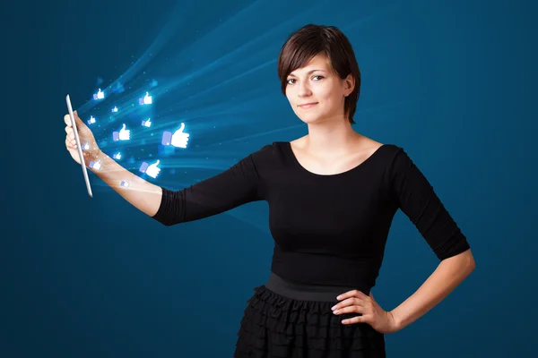 Jovem mulher olhando para tablet moderno com luzes abstratas e assim — Fotografia de Stock