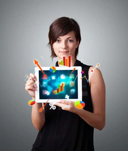 Mulher segurando tablet moderno com diagramas coloridos e gráficos — Fotografia de Stock