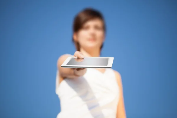 Junge Frau schaut auf modernes Tablet — Stockfoto