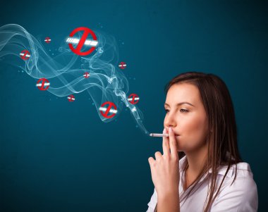 Sigara içmeyen tehlikeli sigara içen genç bir kadın.