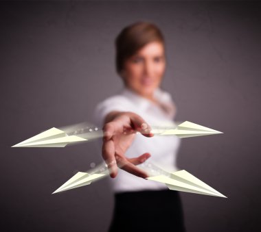 Origami uçaklarını fırlatan güzel bayan.