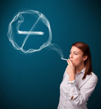 Sigara içmeyen sağlıksız sigara içen genç bayan.