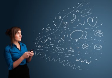Çeşitli modern teknoloji simgeleriyle akıllı telefonda yazan kız