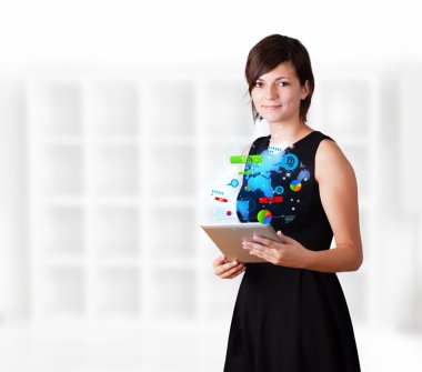 genç bir kadın arıyor modern tablet renkli teknoloji ile ben