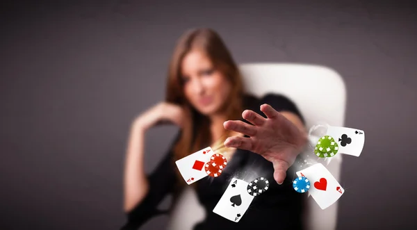 Mujer joven jugando con cartas y fichas de poker — Foto de Stock