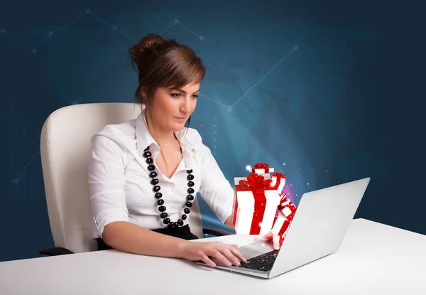 Mooie dame zit aan Bureau en typen op laptop met huidige bo — Stockfoto