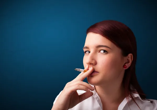 Beautiful woman smoking cigarette vith copy space — Stock Photo, Image