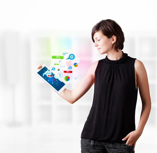 Jonge vrouw op zoek naar moderne tablet met kleurrijke technologie ik — Stockfoto