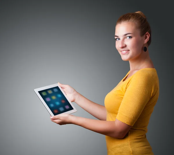 Mujer sosteniendo tableta moderna con iconos de colores —  Fotos de Stock