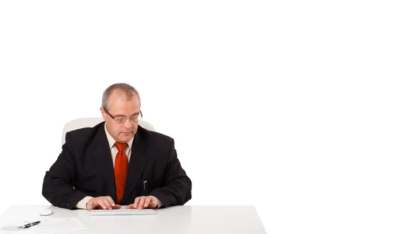 Businessman sitting at desk and typing on keyboard with copy sca — Stock Photo, Image