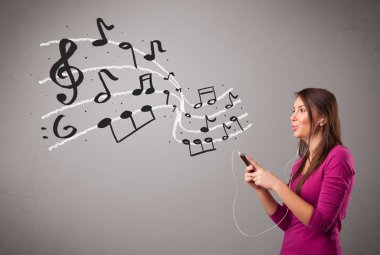 şarkı ve müzik musica ile çekici genç hanım