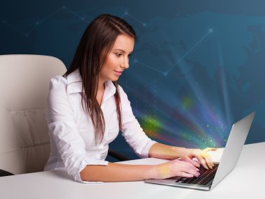 masada oturan ve abstra ile laptop tipik güzel kadın
