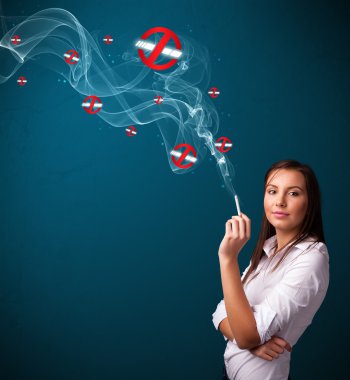 Sigara içmeyen tehlikeli sigara içen genç bir kadın.