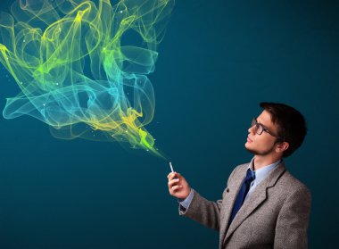 yakışıklı erkek ile renkli duman Sigara İçilmeyen