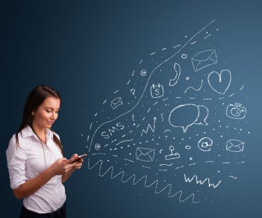 Çeşitli modern teknoloji simgeleriyle akıllı telefonda yazan kız