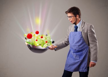 genç adam taze sebze yemek