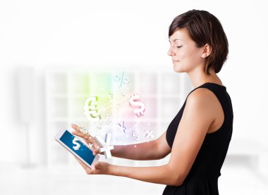 para birimi simgeleri ile modern tablet vasıl arayan genç bir kadın