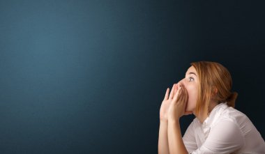 Genç bir kadın jest yapıyor.