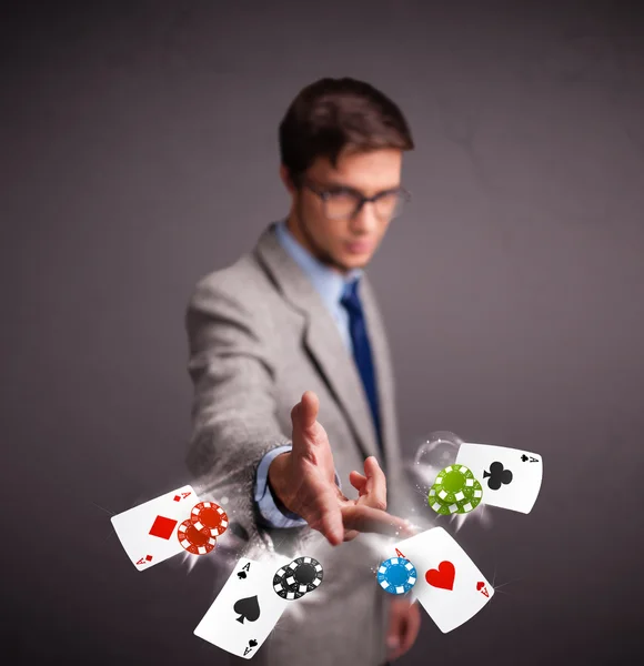 Jongeman spelen met poker kaarten en chips — Stockfoto