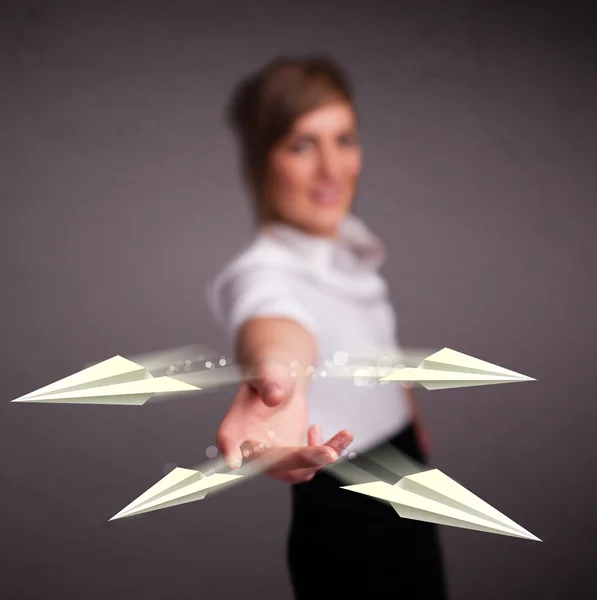 Linda senhora jogando origami aviões — Fotografia de Stock