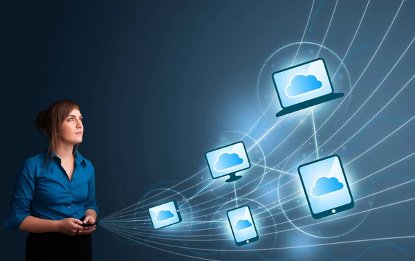 Hübsche Dame tippt mit Cloud Computing auf Smartphone — Stockfoto