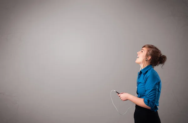 Jonge dame zingen en luisteren naar muziek met kopieerruimte — Stockfoto