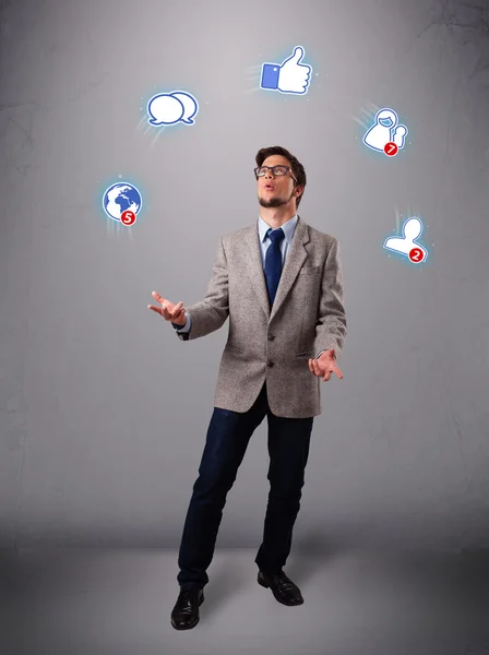 Komea nuori poika jongleeraa sosiaalisen median kuvakkeet — kuvapankkivalokuva