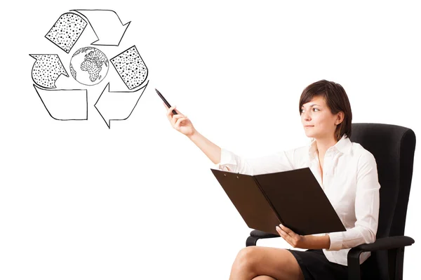 Jeune femme présentant recycler globe sur tableau blanc — Photo