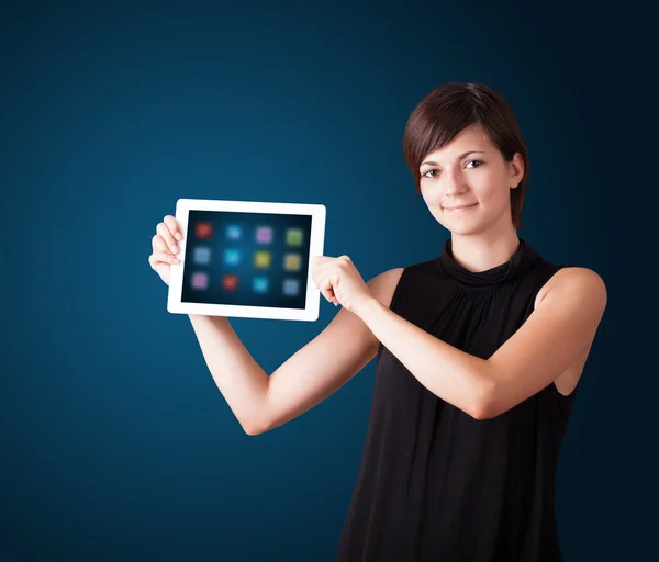 Kobieta trzymająca nowoczesną tabletkę z kolorowymi ikonami — Zdjęcie stockowe